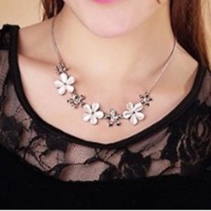 Lalang Luxury Flower Necklace
